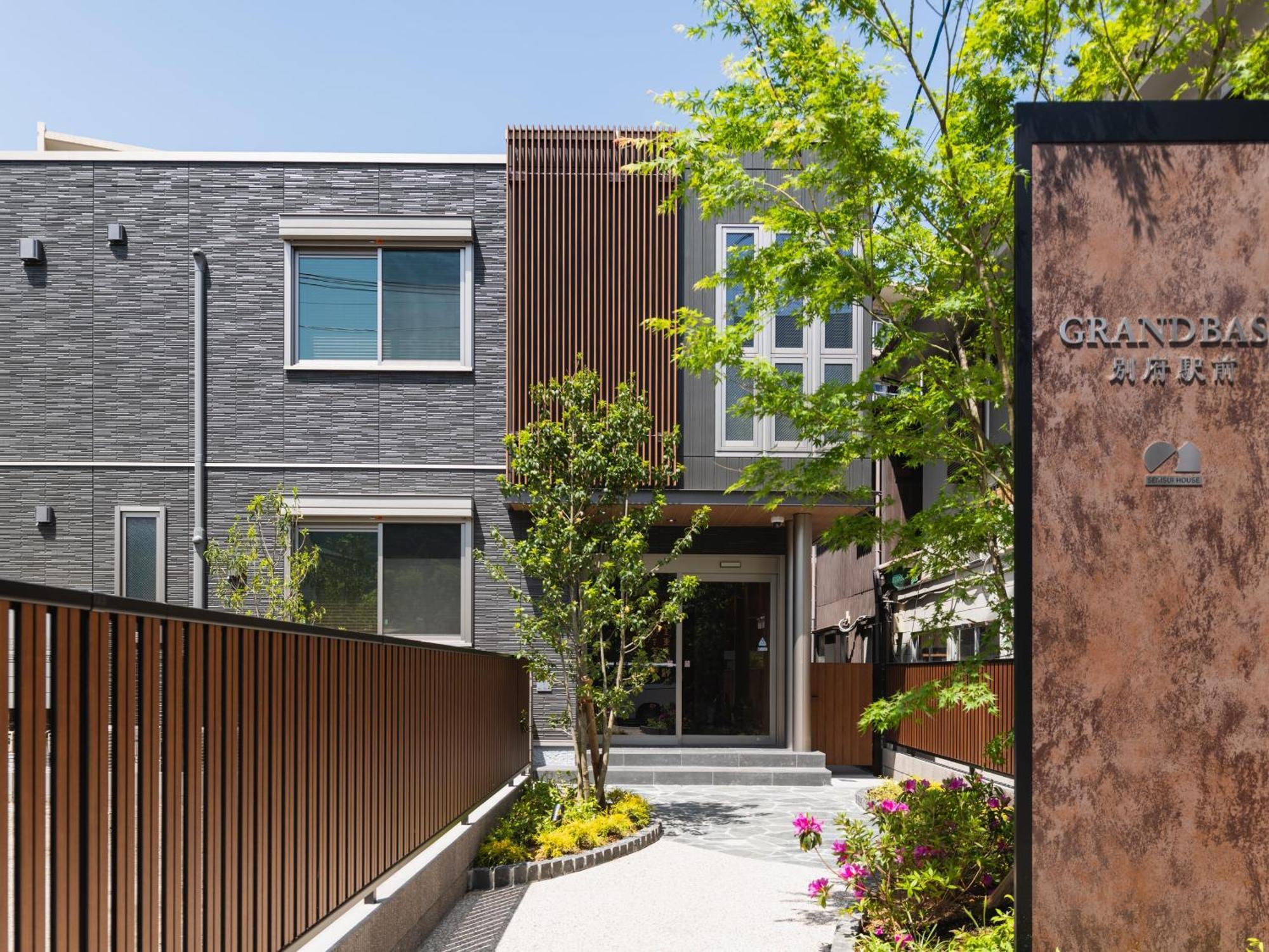 Апарт отель Grand Base Beppu Ekimae Экстерьер фото
